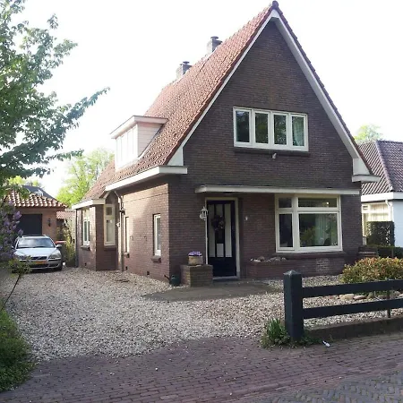 Vrijstaande Woning Tegenover Museum *